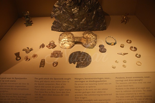 Foto met antieke gouden sieraden midden amerika uit het Tropenmuseum